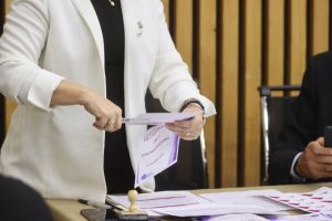 Sobre con los resultados del procedimiento para la asignación de las candidaturas a los cargos para elegir en cada distrito judicial electoral.