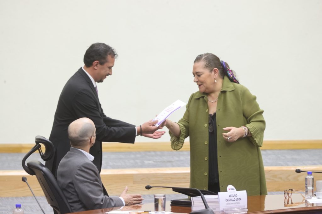 Entrega a la Consejera Presidenta de los resultados del procedimiento para la asignación de las candidaturas.
