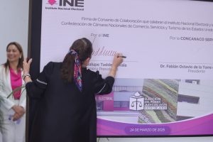 Guadalupe Taddei Consejera Presidenta firmando mural.