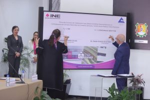 Guadalupe Taddei Consejera Presidenta y Fabián Octavio de la Torre Presidente de la CONCANACO-SERVYTUR firmando mural.
