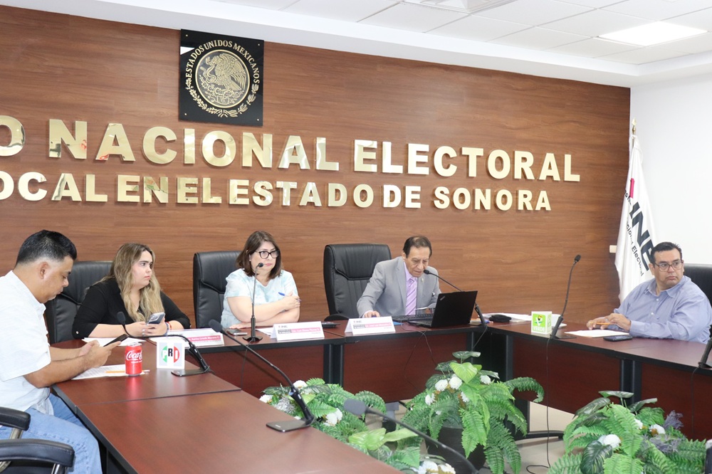 Integrantes de la Comisión de Vigilancia en sesión de trabajo