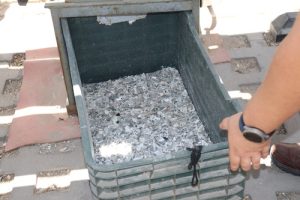 pedacería de las credenciales para votar trituradas en una caja