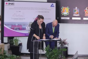 Guadalupe Taddei Consejera Presidenta y Fabián Octavio de la Torre Presidente de la CONCANACO-SERVYTUR firmando documento.