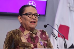 Secretaria de Gobernación, Rosa Icela Rodríguez Velázquez hablando en el pódium al frente del recinto.
