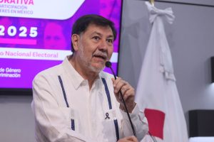Presidente de la Mesa Directiva de la Cámara de Senadores José Gerardo Rodolfo Fernández Noroña hablando en el pódium al frente del recinto.