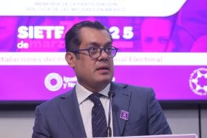 Presidente de la Mesa Directiva de la Cámara de Diputados Sergio Carlos Gutiérrez Luna hablando en el pódium al frente del recinto.