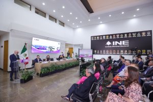 Fabián Octavio de la Torre Presidente de la CONCANACO-SERVYTUR parado en el pódium frente al público asistente.