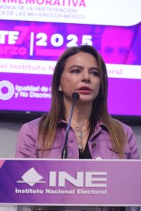 Carla Humphrey Jordan Consejera Electoral hablando en el pódium al frente del recinto.