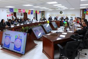 Integrantes del consejo local sentados en salón de sesiones