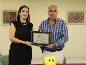 Mujer y hombre mostrando reconocimiento