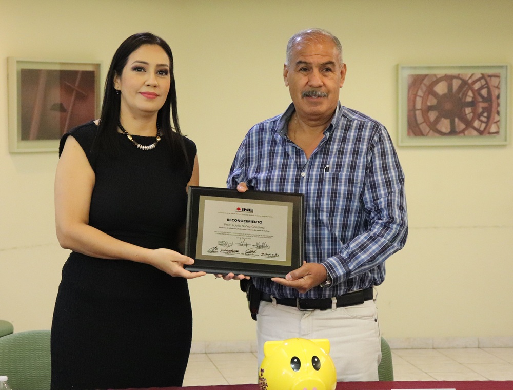Mujer y hombre mostrando reconocimiento