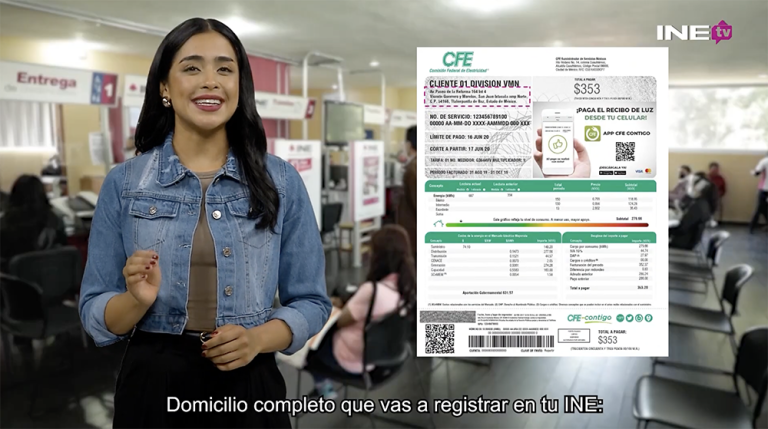 Muchacha sonriendo con un comprobante de domicilio en gran escala de un lado