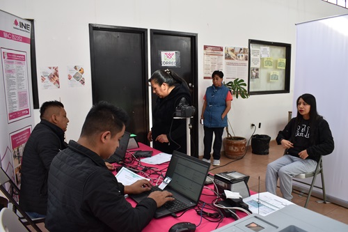 Una persona tramitando su credencia para votar en módulo itinerante