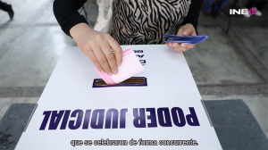 Persona ejerciendo su voto