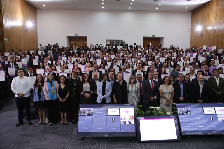 Personas juzgadoras en el auditorio del INE para la entrega de constanicas