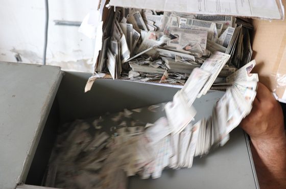 varias credenciales para votar cayendo al interior de una trituradora para ser destruidas