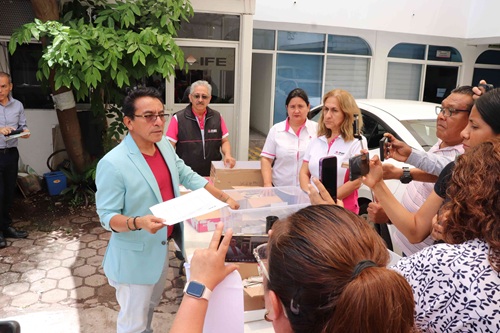 personal del INE Guerrero verificando las credenciales para votar