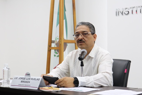 persona sentada hablando en un micrófono