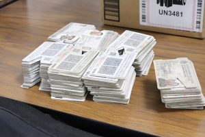 Varias credenciales para votar apiladas sobre una mesa
