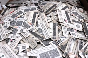 Credenciales para votar en una caja previo a ser trituradas