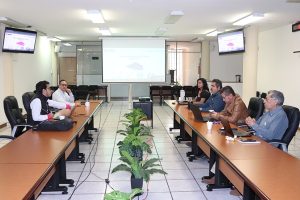 seis empleados del INE sentados dialogando entre ellos