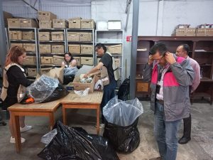 seis trabajadores del INE poniendo en bolsas de plástico la pedacería de las credenciales