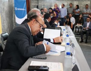 delegado del ine jalisco sentado y escribiendo algunas anotaciones en una libreta