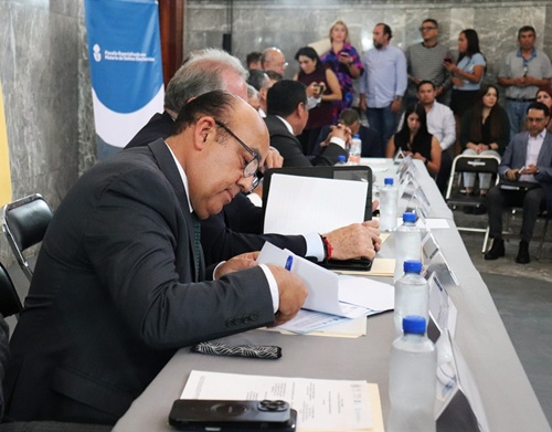delegado del ine jalisco sentado y escribiendo algunas anotaciones en una libreta