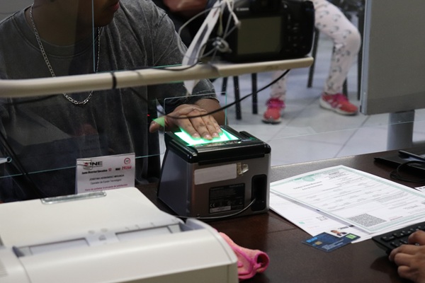 persona realizando un trámite de credencial para votar en Módulo de Atención 