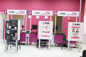 Tres ventanillas de atención de un Módulo del INE en Puebla