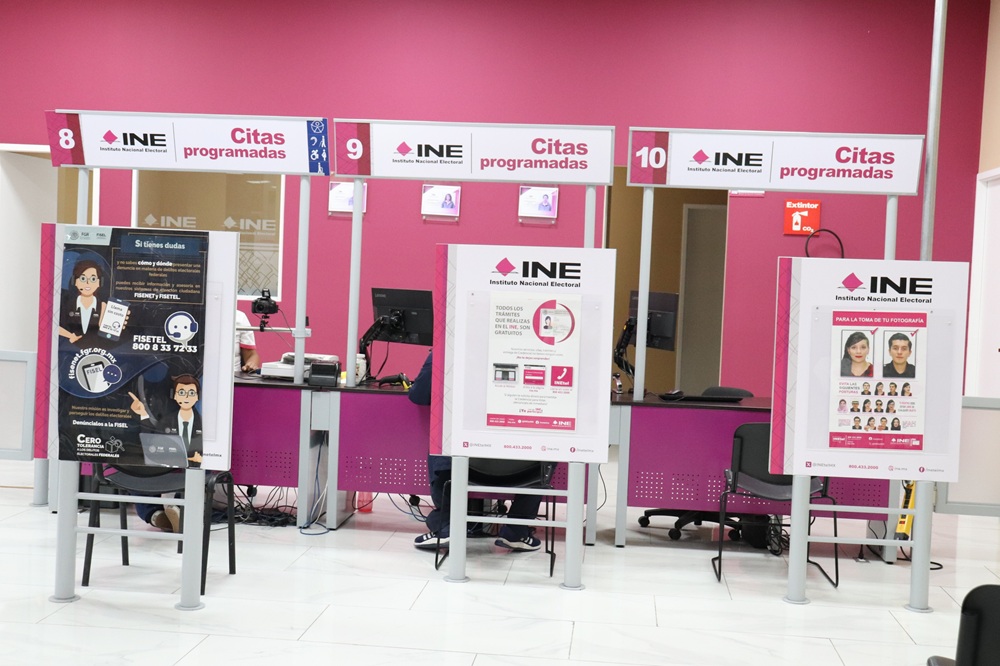 Tres ventanillas de atención de un Módulo del INE en Puebla