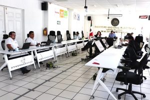 integrantes de comisión de vigilancia sentados en sesión ordinaria
