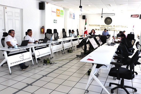 integrantes de comisión de vigilancia sentados en sesión ordinaria