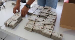 Varias credenciales para votar apiladas sobre una mesa para su posterior trituración