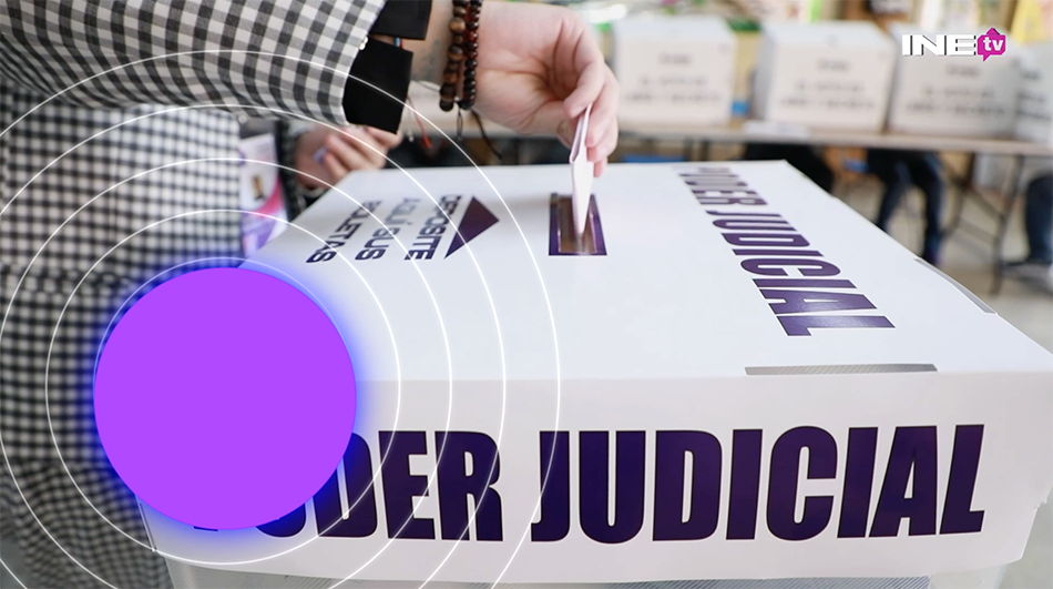 Portada de video con Persona introduciendo su Mujer ejerciendo introduciendo su voto en la urna, durante, la elección del Poder Judicial