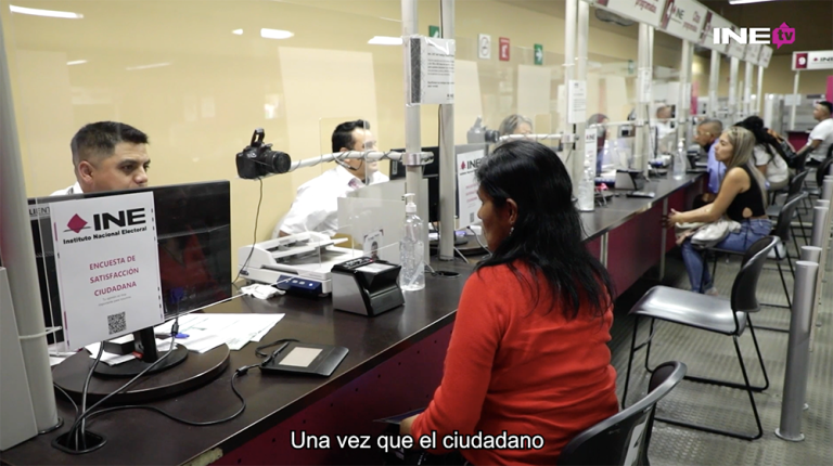 Personas en tramites en un módulo de atención ciudadana