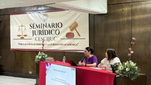 Mujeres dando una conferencia en Sonora