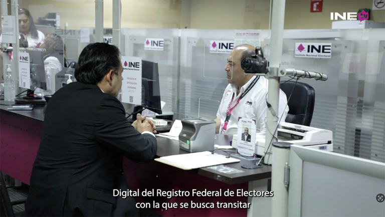 Ciudadano solicitando un tramite en el módulo de atención ciudadana del INE