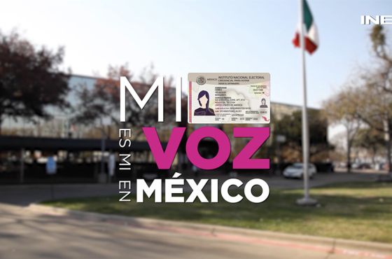 Texto, mi INE es mi voz en México. Credencial para votar sobre un fondo difuso de un edifico con una bandera de México