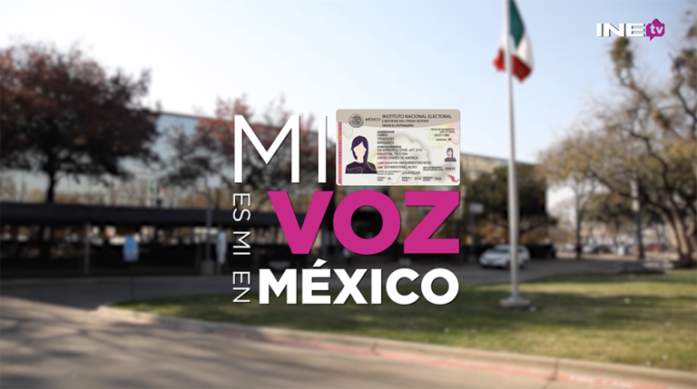 Texto, mi INE es mi voz en México. Credencial para votar sobre un fondo difuso de un edifico con una bandera de México