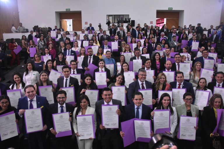Personas juzgadoras en el auditorio del INE para la entrega de constancias