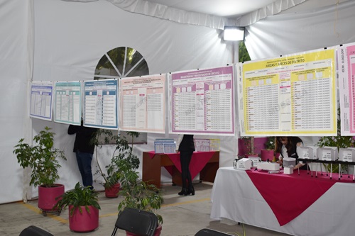 Boletas electorales de colores en tamaño cartulina colgadas