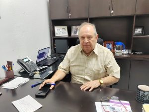 Adulto sentado atrás de un escritorio