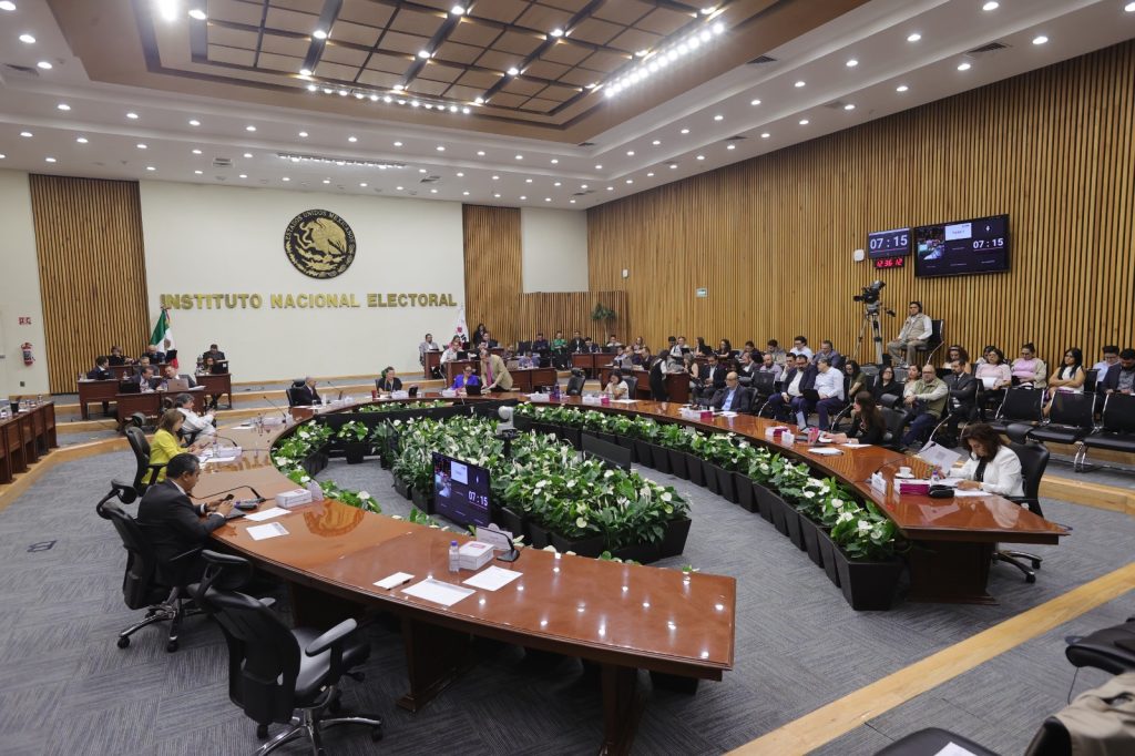 Salón de sesiones con la participación de las personas Consejeras Electorales.
