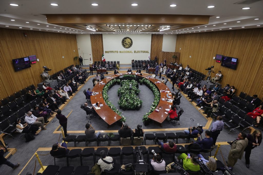 Salón de sesiones con la participación de las personas Consejeras Electorales participando en la sesión.