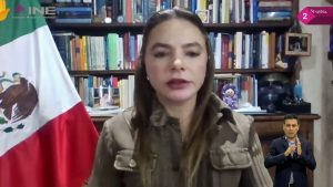 Pantalla con la Consejera Electoral Carla Humphrey Jordan en su participación en la sesión.