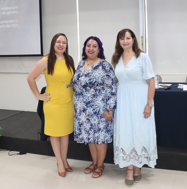 tres mujeres de pie posando para la fotografía