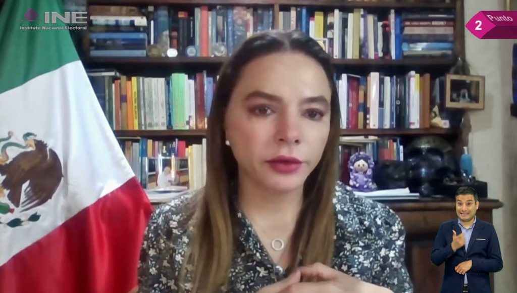 Pantalla con la Consejera Electoral Carla Humphrey Jordan participando en la Sesión.