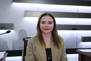 Carla Humphrey Consejera Electoral, sentada en el estrado.