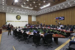 Salón de sesiones con la participación de las personas Consejeras Electorales y los representantes de partidos políticos